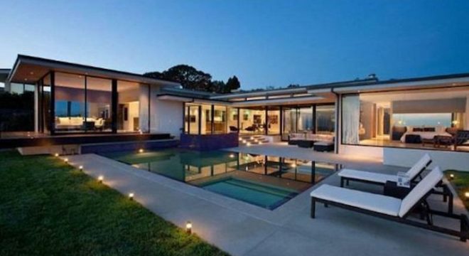 Casa linda com piscina e vidro